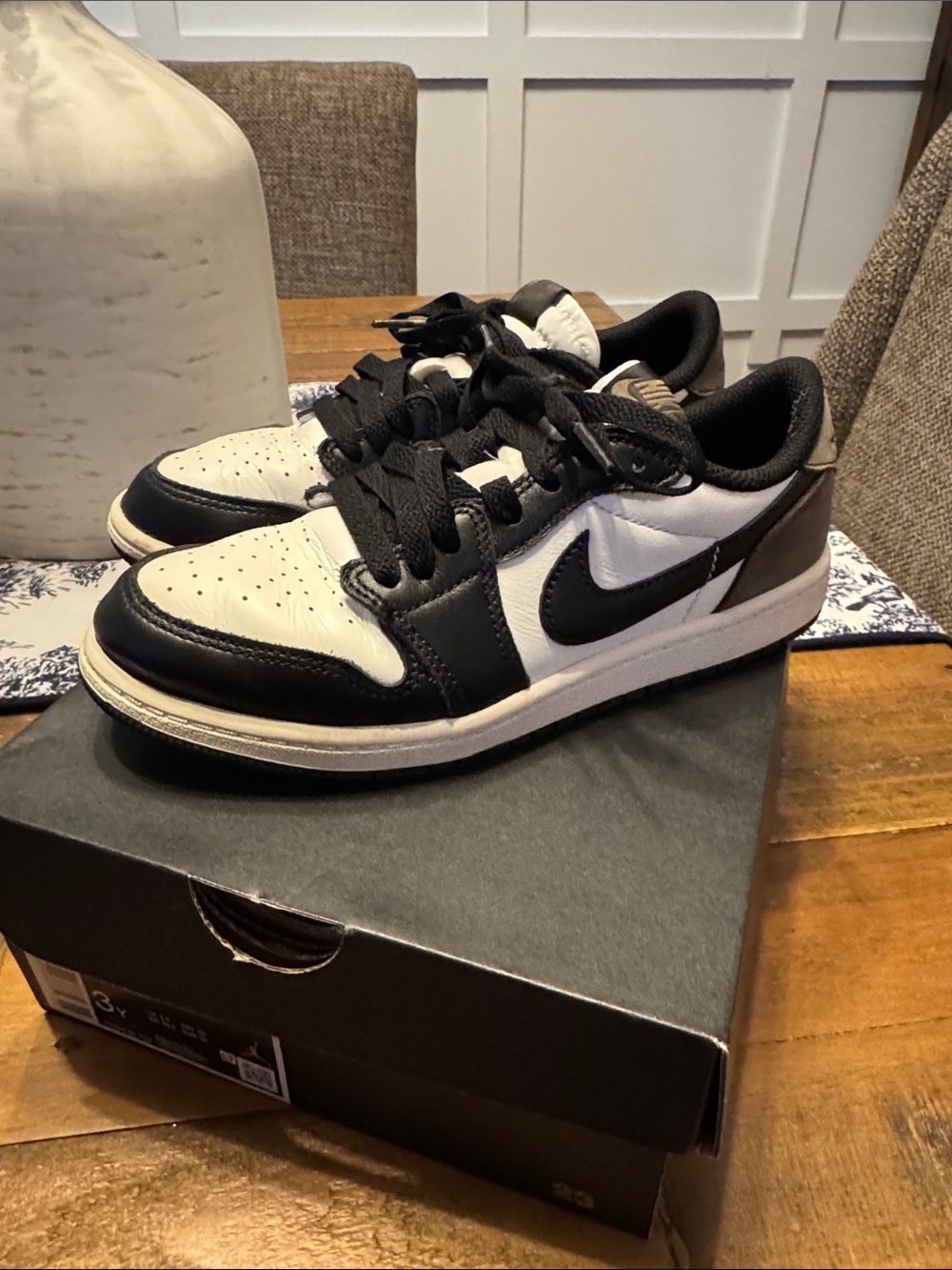 Boys Jordan 1 Retro Low Nike Black and White Low-Top Sneakers with Swoosh VGUC!3